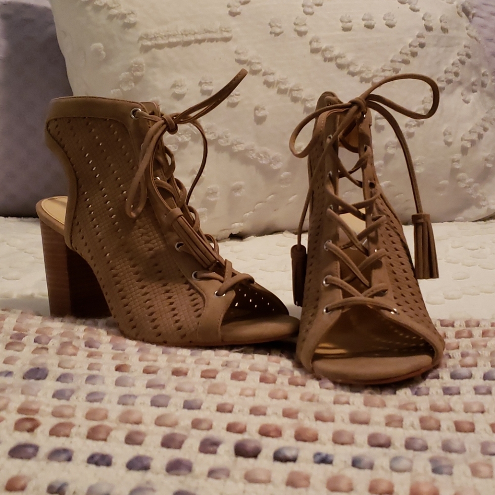 Jessica Simpson SZ 8.5 Tan "Tinnay" Lace up Wedge